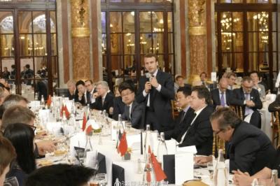 Robot humanoïde blanc équipé d'un écran et d'un plateau, présenté dans un environnement intérieur avec plantes et…