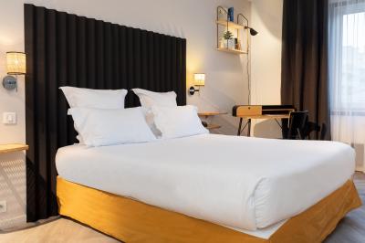 Salle de bain moderne avec douche, lavabo, miroir, toilettes et étagère murale garnie de serviettes pliées.