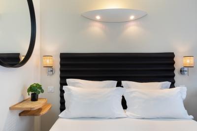 Salle de bain moderne avec douche, lavabo, miroir, toilettes et étagère murale garnie de serviettes pliées.