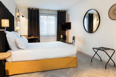 Salle de bain moderne avec douche, lavabo, miroir, toilettes et étagère murale garnie de serviettes pliées.