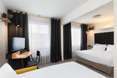 Salle de bain moderne avec douche, lavabo, miroir, toilettes et étagère murale garnie de serviettes pliées.