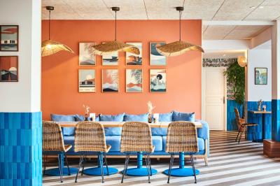 Salle de bain moderne avec douche, lavabo, miroir, toilettes et étagère murale garnie de serviettes pliées.