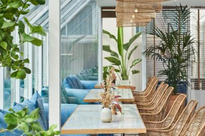 Salle de bain moderne avec douche, lavabo, miroir, toilettes et étagère murale garnie de serviettes pliées.