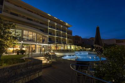 Chambre lumineuse avec lit double, décoration moderne, grande baie vitrée donnant sur une terrasse avec vue extérieure.