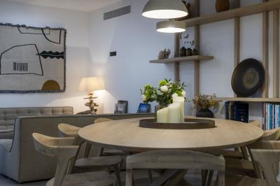 Chambre lumineuse avec lit double, décoration moderne, grande baie vitrée donnant sur une terrasse avec vue extérieure.