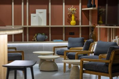 Chambre lumineuse avec lit double, décoration moderne, grande baie vitrée donnant sur une terrasse avec vue extérieure.