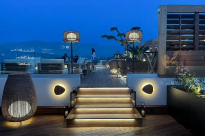 Chambre lumineuse avec lit double, décoration moderne, grande baie vitrée donnant sur une terrasse avec vue extérieure.