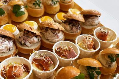 Assiette de légumes rôtis avec pommes de terre violettes, garnie de pousses fraîches et de fleurs comestibles.
