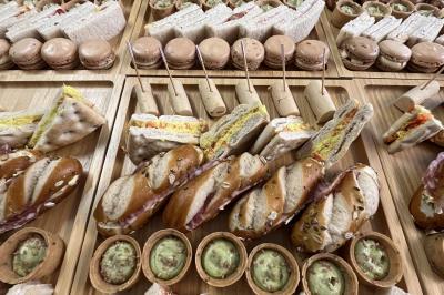 Assiette de légumes rôtis avec pommes de terre violettes, garnie de pousses fraîches et de fleurs comestibles.
