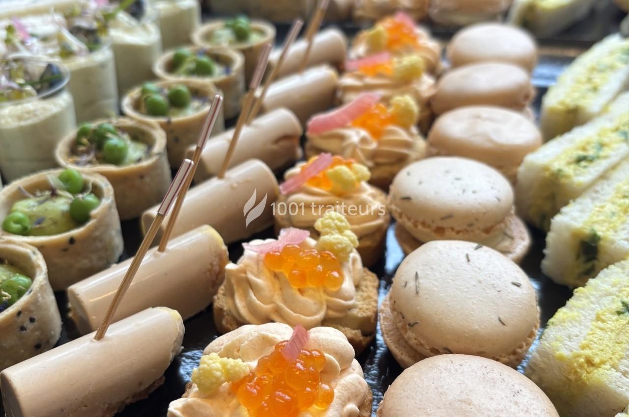 Plateau de bouchées salées et sucrées comprenant macarons, canapés, roulés et amuse-bouches variés.