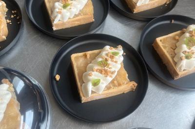 Assiette de légumes rôtis avec pommes de terre violettes, garnie de pousses fraîches et de fleurs comestibles.
