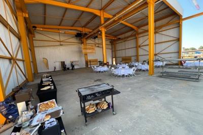 Assiette de légumes rôtis avec pommes de terre violettes, garnie de pousses fraîches et de fleurs comestibles.