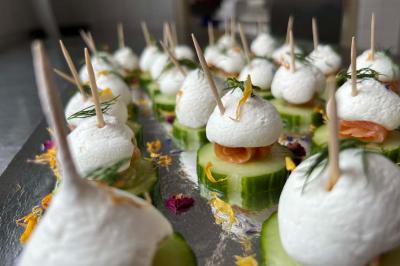 Assiette de légumes rôtis avec pommes de terre violettes, garnie de pousses fraîches et de fleurs comestibles.
