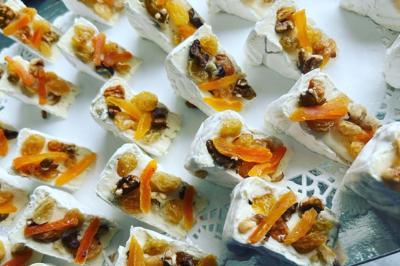 Assiette de légumes rôtis avec pommes de terre violettes, garnie de pousses fraîches et de fleurs comestibles.