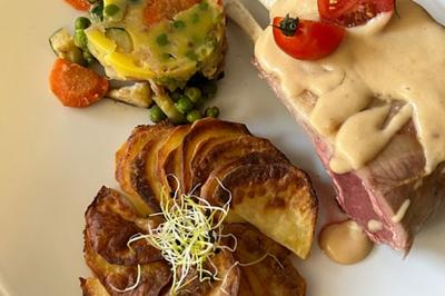 Assiette de légumes rôtis avec pommes de terre violettes, garnie de pousses fraîches et de fleurs comestibles.