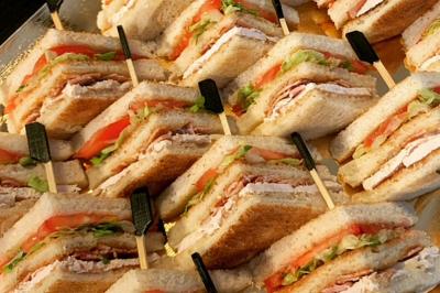 Assiette de légumes rôtis avec pommes de terre violettes, garnie de pousses fraîches et de fleurs comestibles.