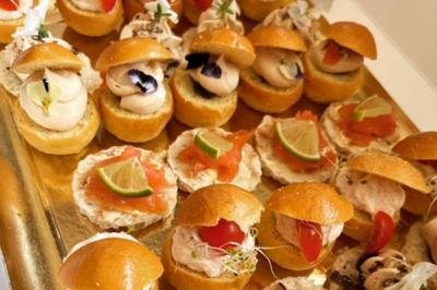 Assiette de légumes rôtis avec pommes de terre violettes, garnie de pousses fraîches et de fleurs comestibles.