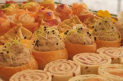 Assiette de légumes rôtis avec pommes de terre violettes, garnie de pousses fraîches et de fleurs comestibles.