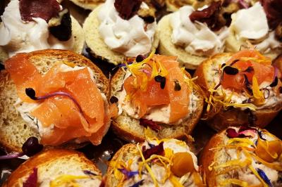 Assiette de légumes rôtis avec pommes de terre violettes, garnie de pousses fraîches et de fleurs comestibles.