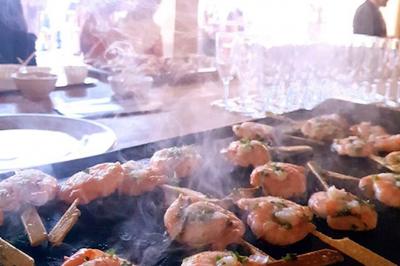 Assiette de légumes rôtis avec pommes de terre violettes, garnie de pousses fraîches et de fleurs comestibles.