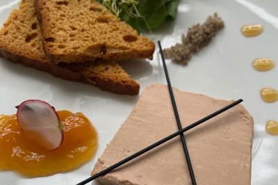 Assiette de légumes rôtis avec pommes de terre violettes, garnie de pousses fraîches et de fleurs comestibles.