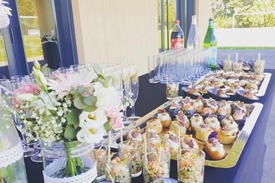 Assiette de légumes rôtis avec pommes de terre violettes, garnie de pousses fraîches et de fleurs comestibles.