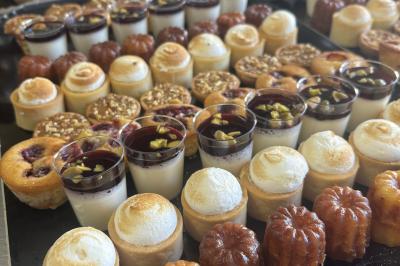 Assiette de légumes rôtis avec pommes de terre violettes, garnie de pousses fraîches et de fleurs comestibles.