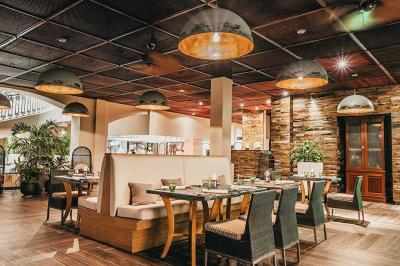 Miniature Location salle Flic-en-Flacq (District de Rivière Noire) - Hôtel Sugar Beach #12 Chambre lumineuse avec lit double, bureau, fauteuil, étagères en bois et vue sur une salle de bain ouverte.