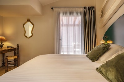 Lavabo moderne avec un distributeur de savon blanc et une serviette pliée dans une salle de bain lumineuse.