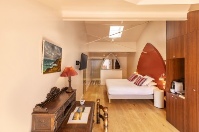 Lavabo moderne avec un distributeur de savon blanc et une serviette pliée dans une salle de bain lumineuse.