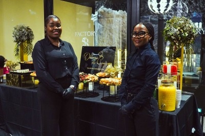 Buffet avec plats variés, incluant viandes grillées garnies de citron et légumes frais en présentation colorée.