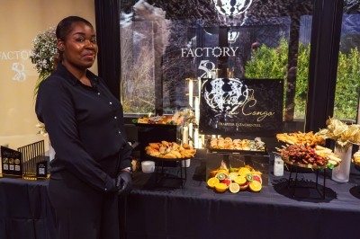 Buffet avec plats variés, incluant viandes grillées garnies de citron et légumes frais en présentation colorée.