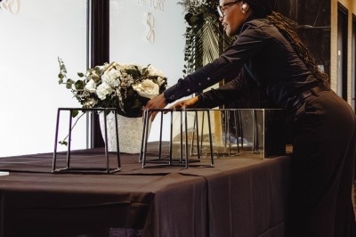 Buffet avec plats variés, incluant viandes grillées garnies de citron et légumes frais en présentation colorée.