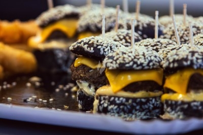 Buffet avec plats variés, incluant viandes grillées garnies de citron et légumes frais en présentation colorée.