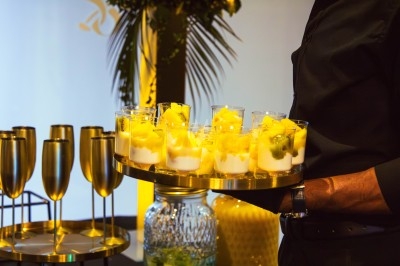 Buffet avec plats variés, incluant viandes grillées garnies de citron et légumes frais en présentation colorée.