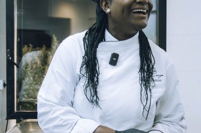 Buffet avec plats variés, incluant viandes grillées garnies de citron et légumes frais en présentation colorée.