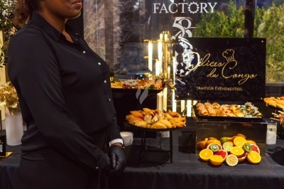 Buffet varié avec plats de viande grillée, légumes frais et charcuterie, présenté dans des plats en métal.