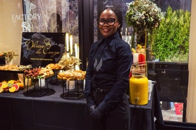 Buffet varié avec plats de viande grillée, légumes frais et charcuterie, présenté dans des plats en métal.