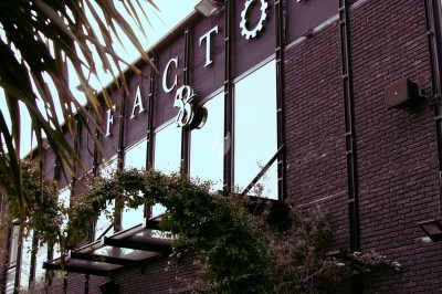 Buffet varié avec plats de viande grillée, légumes frais et charcuterie, présenté dans des plats en métal.