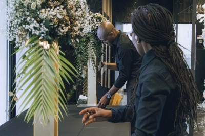 Buffet varié avec plats de viande grillée, légumes frais et charcuterie, présenté dans des plats en métal.