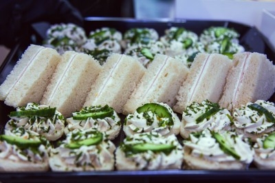 Buffet varié avec plats de viande grillée, légumes frais et charcuterie, présenté dans des plats en métal.