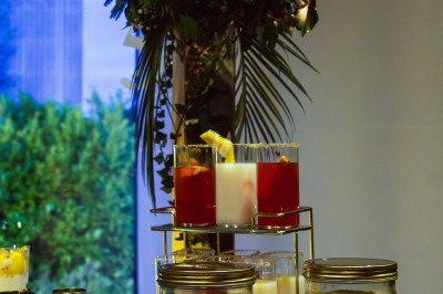 Buffet varié avec plats de viande grillée, légumes frais et charcuterie, présenté dans des plats en métal.