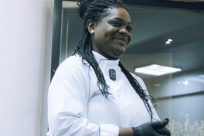 Buffet varié avec plats de viande grillée, légumes frais et charcuterie, présenté dans des plats en métal.