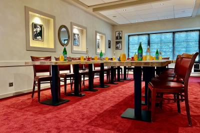Cabane en bois enneigée avec un feu allumé à l'intérieur, vue de nuit dans un paysage hivernal.