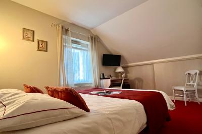 Cabane en bois enneigée avec un feu allumé à l'intérieur, vue de nuit dans un paysage hivernal.