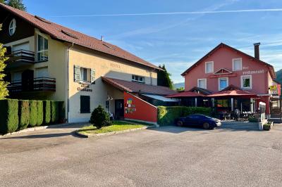 Cabane en bois enneigée avec un feu allumé à l'intérieur, vue de nuit dans un paysage hivernal.