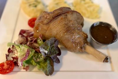 Chambre lumineuse avec un lit double, un lit simple, des tables de chevet et un tableau encadré au mur.