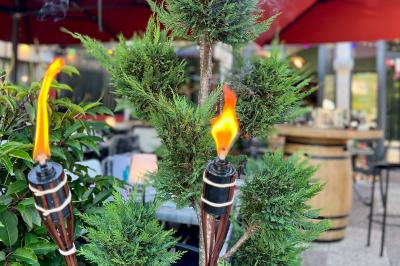Chambre lumineuse avec un lit double, un lit simple, des tables de chevet et un tableau encadré au mur.