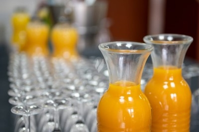 Assortiment de wraps garnis de légumes et de poulet, entourés de petits pains et de sandwichs sur un plateau.