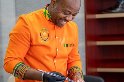 Assortiment de wraps garnis de légumes et de poulet, entourés de petits pains et de sandwichs sur un plateau.